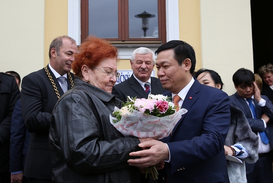 Phó Thủ tướng Chính phủ Vương Đình Huệ (bên phải) trong chuyến thăm đến Slovakia