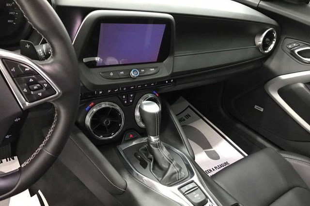 Không gian nội thất của xe cũng rất ấn tượng với thiết kế “xuyệt tông” với màu ngoại thất. Đáng chú ý nhất là một số chi tiết sử dụng chất liệu nhôm thiết kế. Các trang bị trên bản RS cũng tương tự như bản tiêu chuẩn bao gồm Chevrolet MyLink tương thích với ứng dụng Apple CarPlay được cài đặt sẵn trong màn hình cảm ứng 8 inch.
