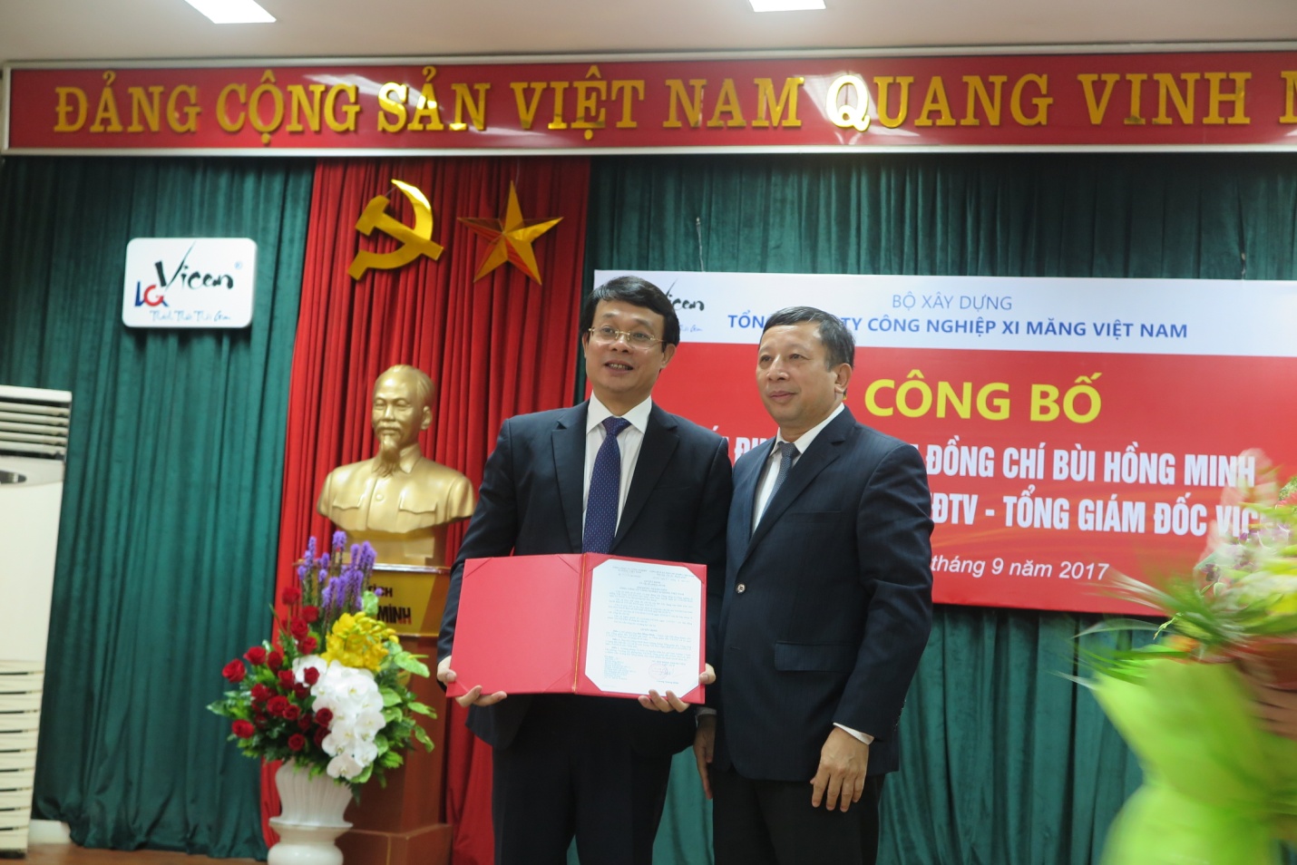 Ông Lương Quang Khải, Chủ tịch Hội đồng thành viên VICEM chúc mừng tân Tổng giám đốc Bùi Hồng Minh.