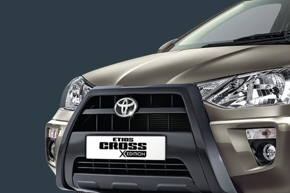 Toyota Etios Cross X-Edition được “khoác” một lớp “áo” màu nâu Quatz Brown hoàn toàn mới, thanh giá nóc đen sang chảnh. Bên cạnh đó là bộ mâm xe hợp kim kích thước 17 inch được thiết kế dạng đa chấu khá bắt mắt. Xung quanh xe được nẹp nhựa đen bóng giúp xe càng thêm đầm chắc. 
