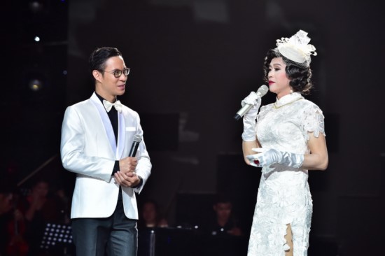 Khi đứng cùng Quang Hà và các ca sĩ khác, dù dày dặn kinh nghiệm sân khấu nhưng anh vẫn cảm thấy run trong vai trò ca sĩ.