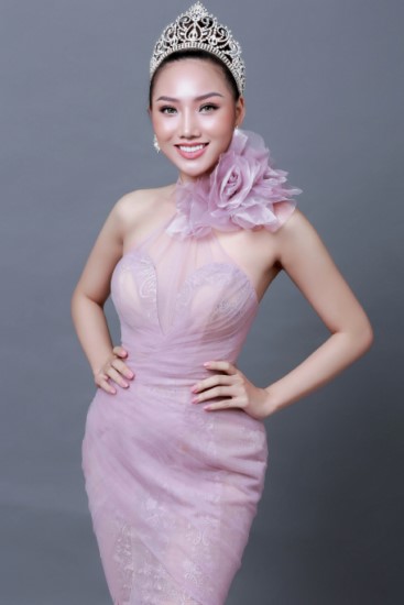 Cô sở hữu gương mặt thuần Việt với chiều cao 1,72m và số đo ba vòng 87-60-92cm.