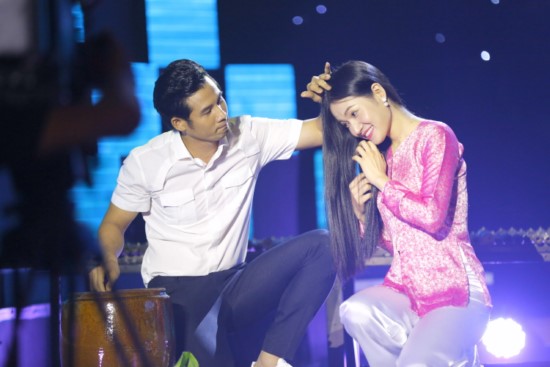 Diễn viên Thanh Thức thể hiện ca khúc Xót xa (sáng tác Lam Phương) với phần hỗ trợ của nữ diễn viên Hoàng Kim Uyên. 