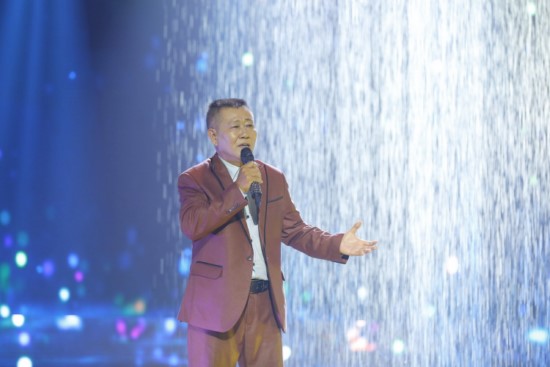 Nghệ sĩ Vũ Thanh kể về câu chuyện tình của mình qua những câu hát trong ca khúc Tôi đưa em sang sông (sáng tác Y Vũ - Nhật Ngân). 