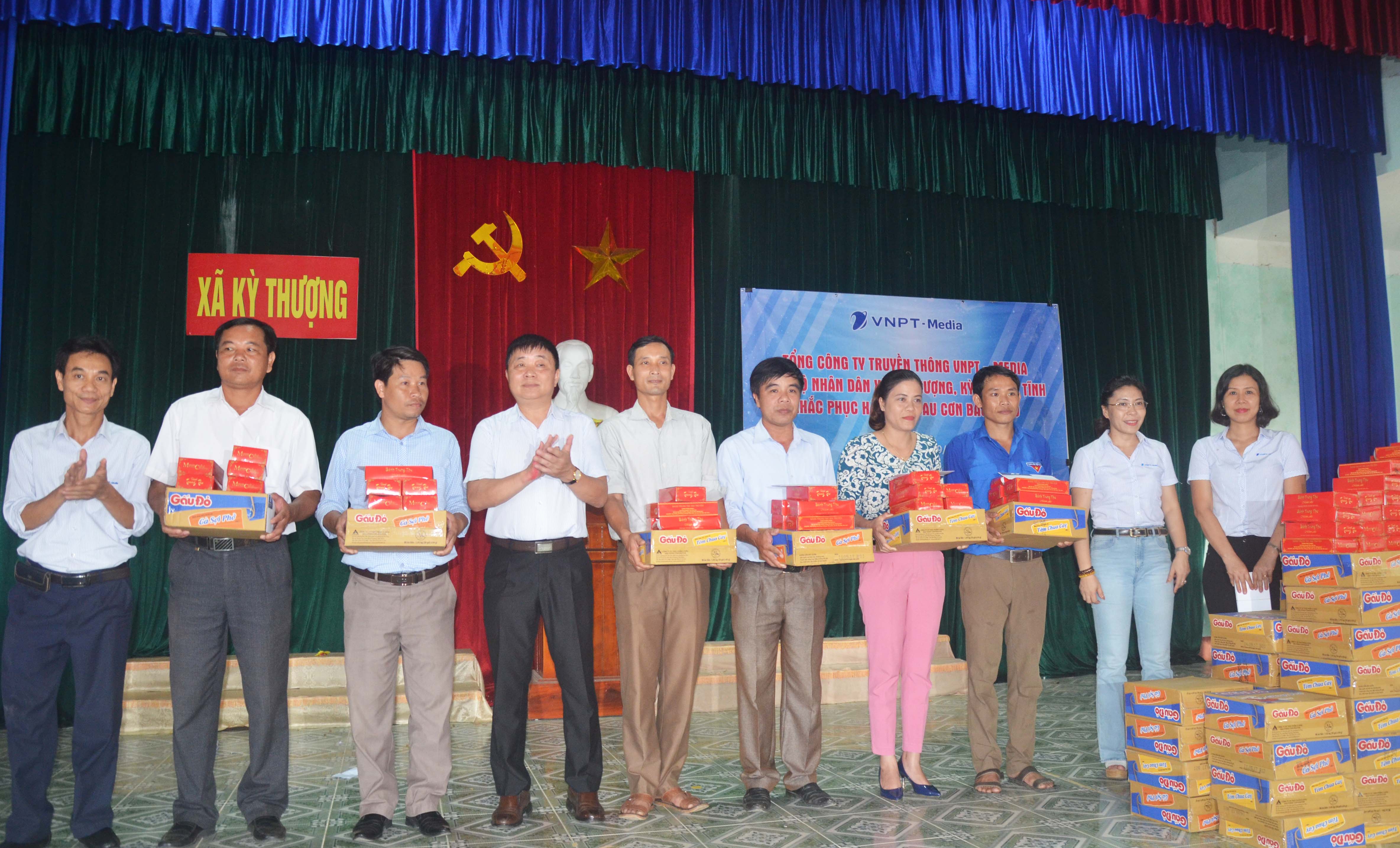 Đoàn cứu trợ của Tổng Công ty VNPT-Media tặng quà cho bà con xã Kỳ Thượng-Kỳ Anh-Hà Tĩnh
