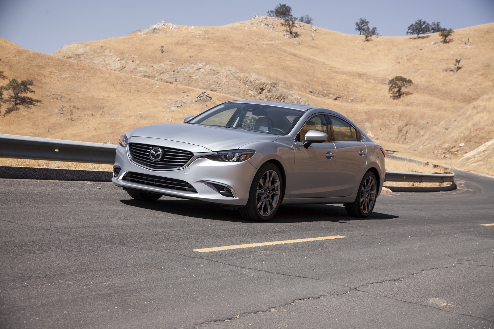 Mazda6 &quot;dính&quot; triệu hồi vì lỗi trợ lực tay lái và túi khí