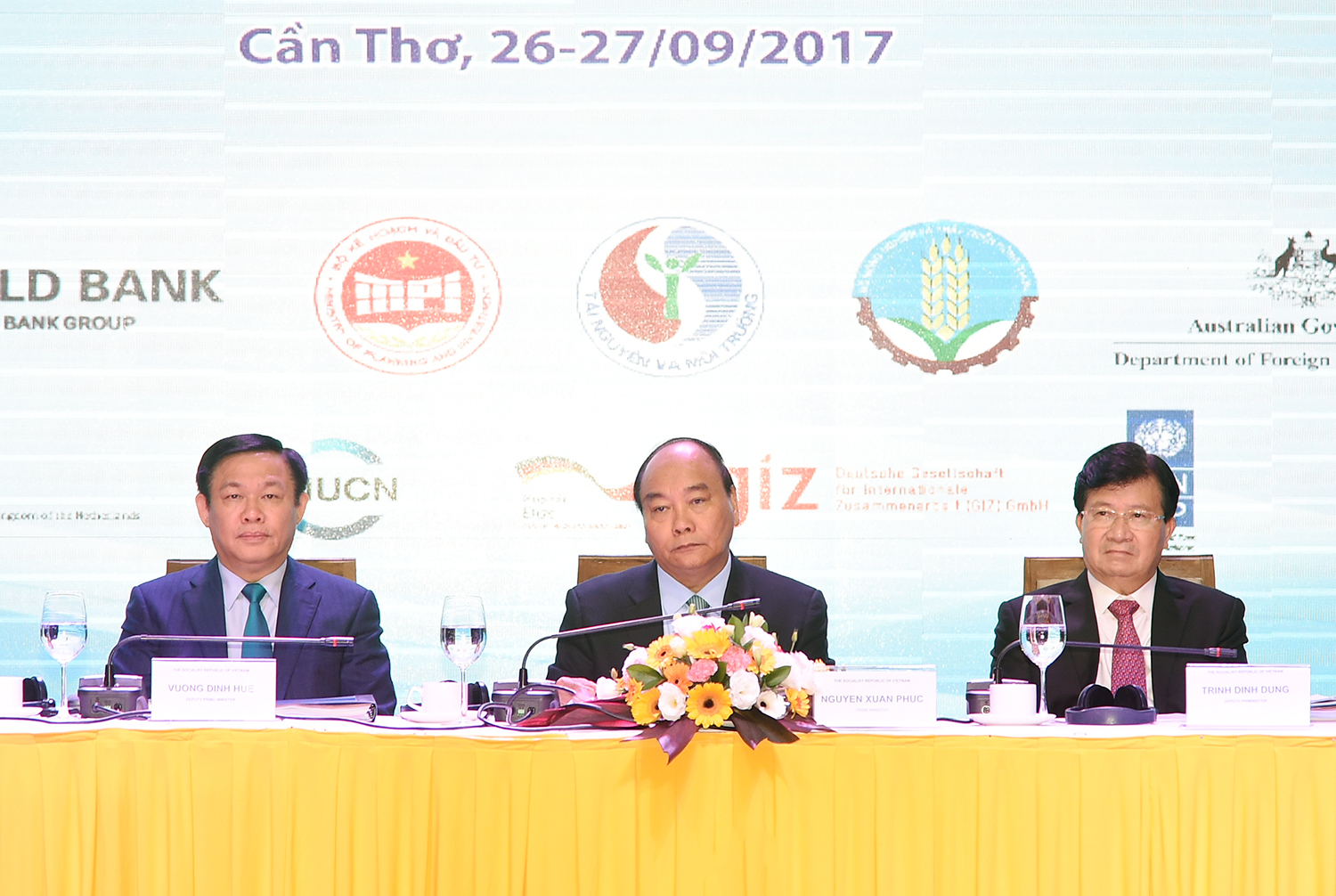 Thủ tướng Nguyễn Xuân Phúc cùng các Phó Thủ tướng tại hội nghị
