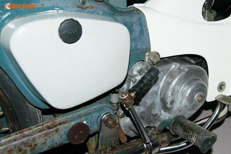Honda Super Cub đời đầu sử dụng động cơ 4 kỳ 50 cc nạp khí tự nhiên với xú-páp đặt trên đỉnh máy, điều khiển bằng thanh đẩy (OHV). Kể từ năm 1966, khi thế hệ thứ 2 của dòng xe ra đời, động cơ của xe đã sử dụng kết cấu trục cam đặt ở trên đỉnh, tác động trực tiếp vào xú-páp qua cò (OHC).