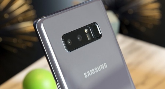 Chống rung quang học cho camera kép ở mặt sau: Samsung Galaxy Note 8 là chiếc smartphone camera kép đầu tiên được trang bị tính năng ổn định hình ảnh quang học (OIS) cho cả hai camera phía sau, giúp giảm rung khi người dùng quay video và chụp ảnh, cải thiện chất lượng ảnh khi chụp trong điều kiện ánh sáng thấp. 