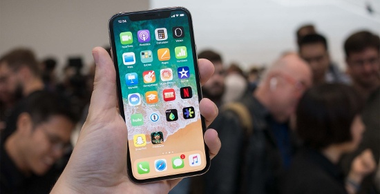 Ba công nghệ mới của iPhone X: Mặc dù có tới 7 công nghệ mà Apple “sao chép” từ điện thoại Android, tuy nhiên iPhone X vẫn được trang bị những tính năng mới mà không biết bị nào có được. Điều thú vị là tất cả các tính năng mới đều từ camera TrueDepth độ phân giải 7 megapixel ở mặt trước của thiết bị. 