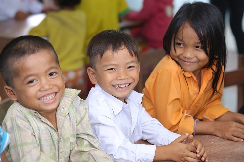 Niềm vui của các em học sinh Quảng Trị khi được học tập trong những phòng học mới.