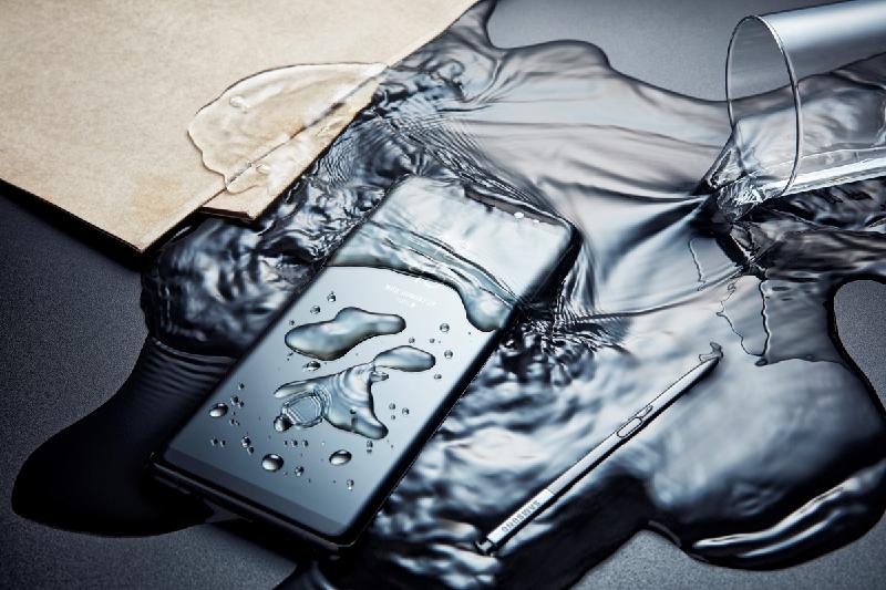 Samsung Galaxy Note 8 và LG V30 đều được chứng nhận về khả năng chống nước, chống bụi theo chuẩn IP68, tuy nhiên chỉ có LG V30 được chứng nhận cấp độ quân sự về độ bền MIL-STD 810G, có nghĩa là chiếc điện thoại của LG có thể sử dụng tốt hơn trong môi trường làm việc khắc nghiệt hơn. 