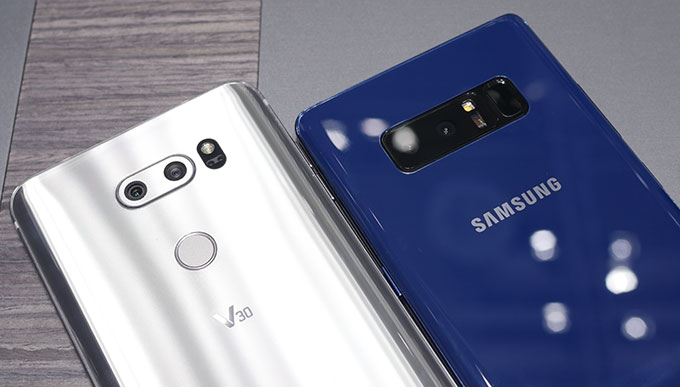 Camera: Samsung Galaxy Note 8 đi kèm hệ thống camera kép ở phía sau với hai camera cùng độ phân giải 12 megapixel (một ống kính góc góc rộng khẩu độ f/1.7+ một ống kính tele khẩu độ f/2.4), hỗ trợ ổn định hình ảnh quang học và camera thứ hai cho phép zoom quang học 2X và  zoom kỹ thuật số 10X. 