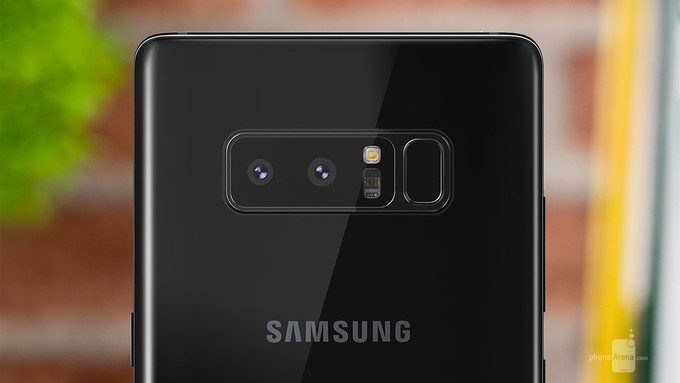 Camera của Galaxy Note 8 có tính năng Xóa phông chủ động gọi là Live Focus, cho phép kiểm soát độ sâu của ảnh chụp, xóa phông với nhiều cấp độ khác nhau và có thể điều chỉnh hiệu ứng bokeh trước hoặc sau khi chụp ảnh. Ngoài ra còn có chế độ chụp kép gọi là Dual Capture, cả hai máy ảnh sau sẽ chụp đồng thời và cho phép lưu cả hai bức ảnh; một bức chụp cận cảnh từ ống kính tele và một bức chụp góc rộng cho thấy toàn bộ khung cảnh nền.