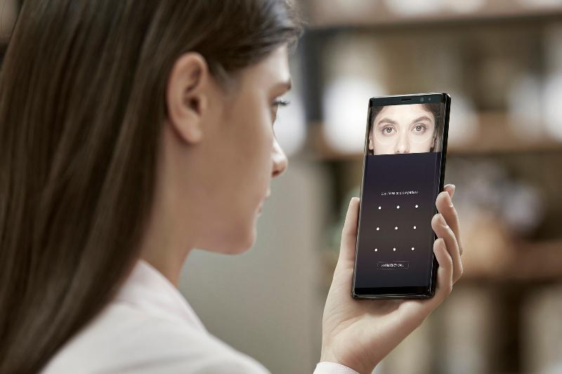 Mặt trước, Galaxy Note 8 có camera phụ 8 megapixel với khẩu độ f/1.7 và hỗ trợ tính năng tự động lấy nét.
