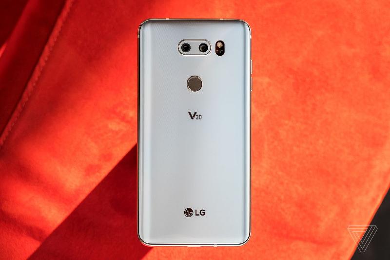 Ngoài ra, hệ thống camera kép của LG V30 sử dụng ống kính thủy tinh thay vì nhựa nên chụp ảnh sẽ đẹp hơn. Tuy nhiên chỉ có một camera hỗ trợ tính năng ổn định hình ảnh quang học OSI chứ không phải cả hai như trên Note 8. 
