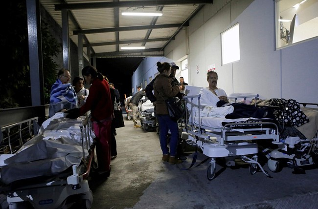 Bệnh nhân tại một bệnh việc ở bang Puebla được sơ tán (Ảnh: CNN) 