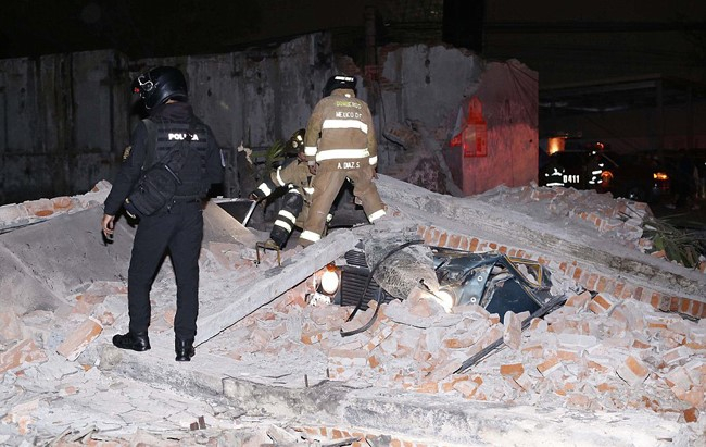 Nhân viên cứu hộ tại một tòa nhà đổ nát ở miền Nam Mexico (Ảnh: AP)