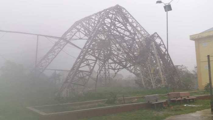 Cột tháp truyền hình cao chừng 100m tại Kỳ Anh (Hà Tĩnh) bị bão quật đổ.