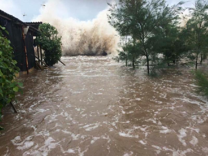 Dọc khắp các tỉnh ven biển từ Hải Phòng, Nam Định đến Quảng Trị, sóng cao gây ngập nhiều nơi.