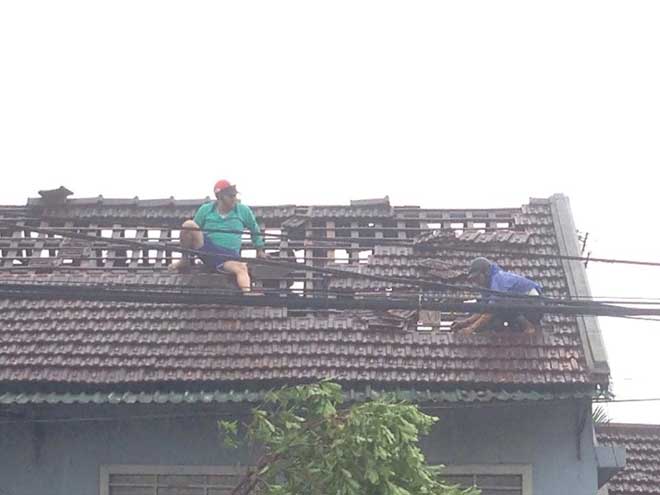 Tại Thừa Thiên Huế, bão số 10 cũng làm tốc mái hàng trăm ngôi nhà và cây xanh.