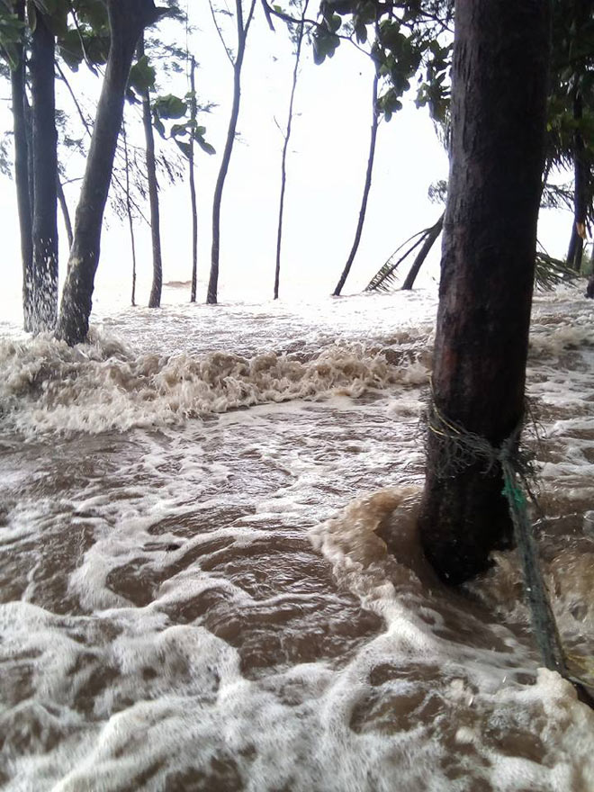 Tại Nghệ An, bão số 10 khiến sóng biển mạnh tràn qua đê khiến nhiều nơi bị ngập nặng.