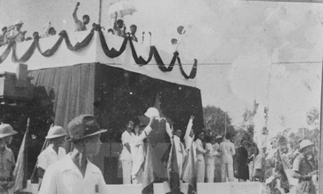 Các đại biểu và quốc dân giơ tay tuyên thệ trong ngày 2/9/1945 lịch sử. Ảnh: Tư liệu TTXVN.