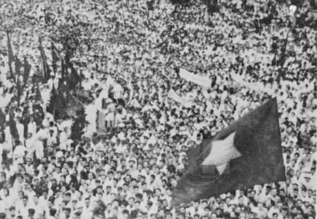 Hàng triệu đồng bào đem theo cờ đỏ sao vàng có mặt tại Quảng trường Ba Đình, Hà Nội để chứng kiến thời khắc lịch sử của dân tộc Việt Nam ngày 2/9/1945. Ảnh tư liệu.