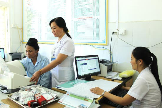 Đội ngũ y, bác sỹ Bệnh viện Phục hồi chức năng sử dụng phần mềm VNPT-HIS để lập hồ sơ bệnh án cho bệnh nhân.