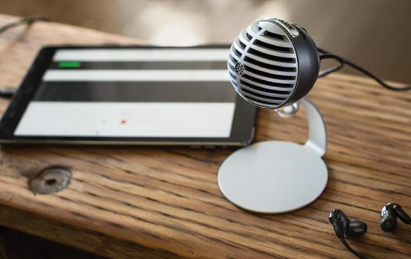 Shure MV5 (99 USD - 2,2 triệu đồng):  là một micro condenser chuyên dành cho các thiết bị của Apple như iPhone, iPad, bạn có thể dùng nó với Mac hoặc các máy Windows, bạn không thể dùng nó với thiết bị chạy Android. Phía sau lưng micro có 2 nút Mode và Mute, nút Mode để chuyển các chế độ ghi âm, bạn có 3 chế độ để lựa chọn là Vocal (Để ghi giọng), Flat (không thêm bớt gì cả, ghi mộc) và Instrument (ghi âm nhạc cụ). Trên Shure MV5 còn có jack 3.5mm để cắm tai nghe và kiểm soát ghi âm, cổng micro USB để giao tiếp với máy tính, hoặc với iDevices.