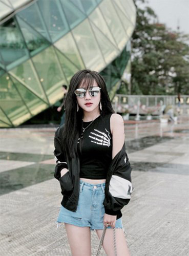 Linh Hương từng tham gia diễn xuất trong một số MV và clip ngắn trên mạng, ngoài ra, cô bạn này còn là mẫu ảnh tự do được chú ý tại Hà Nội.