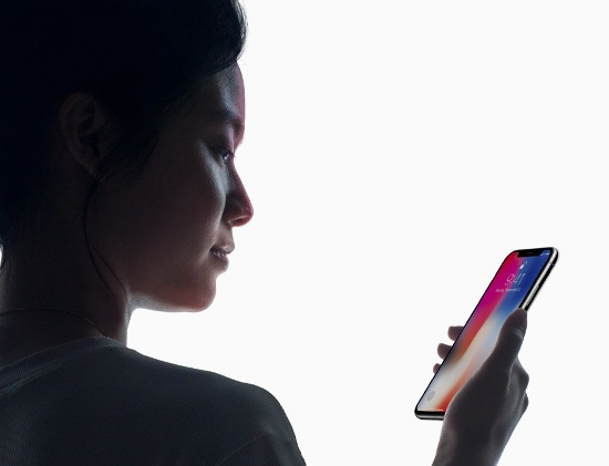 Tùy chọn đăng nhập khác: iPhone X là chiếc smartphone đầu tiên của Apple trang bị tính năng nhận diện khuôn mặt để đăng nhập, thiết bị đã không còn chức năng nhận dạng dấu vân tay TouchID có mặt trên các thế hệ iPhone cũ hơn, do đã loại bỏ phím cứng Home để nhường chỗ cho màn hình không viền.