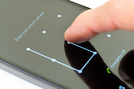 Galaxy Note 8 cũng giống như mọi thiết bị chạy Android 7 khác, cho phép chỉ định các vị trí nhất định như ở nhà hoặc cơ quan là những địa điểm an toàn để tự động mở khóa mỗi khi bạn bật máy mà không cần đăng nhập mất thời gian thông qua tính năng khóa thông minh 