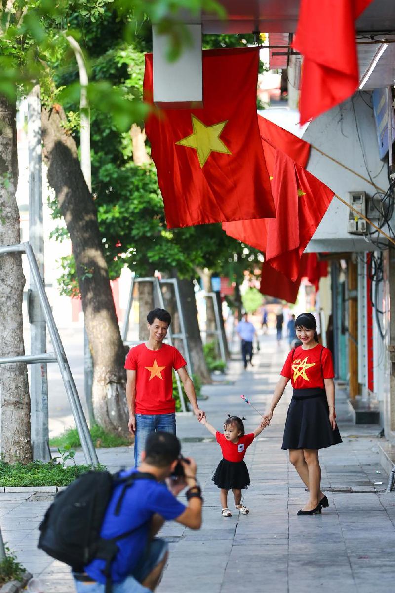 Trước mỗi ngôi nhà đều có sắc cờ đỏ thắm phấp phới tung bay. Trong những ngày này, tại thủ đô Hà Nội có nhiều hoạt động văn hóa mừng Ngày Quốc khánh.