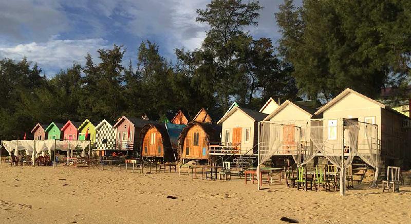 Những căn lều được dựng lên trên bãi biển ở Cô Tô 