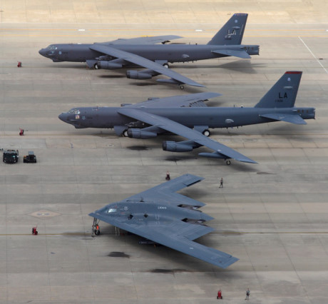 Oanh tạc cơ B-2 Spirit bên cạnh pháo đài bay B-52 của Mỹ.