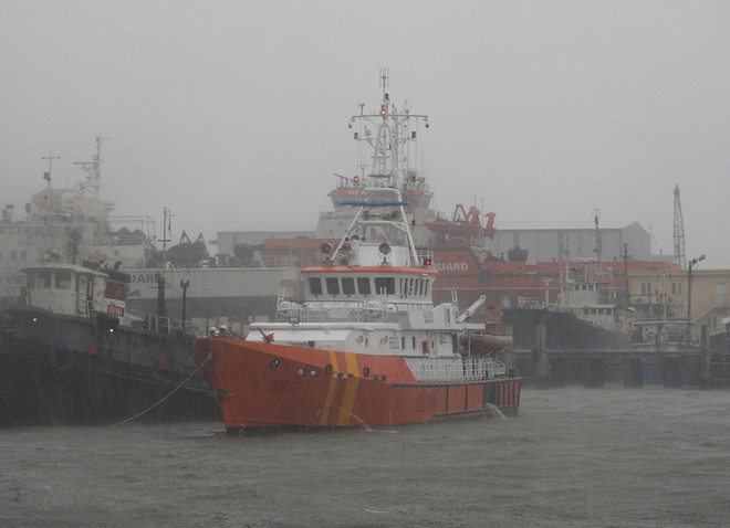 Tàu SAR 412 đã cứu được 11 thuyền viên và hỗ trợ lai dắt đưa tàu ĐNa 90875TS cập cảng X50 - Đà Nẵng an toàn. Ảnh: Trung tâm cứu nạn.