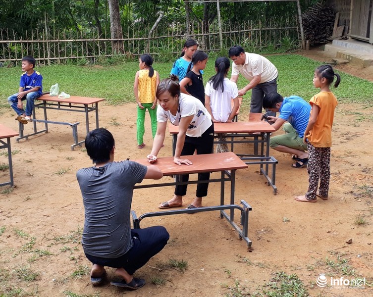 Giáo viên cùng nhau sửa bàn ghế trước năm học mới tại khu Lót, xã Tam Văn (Lang Chánh)