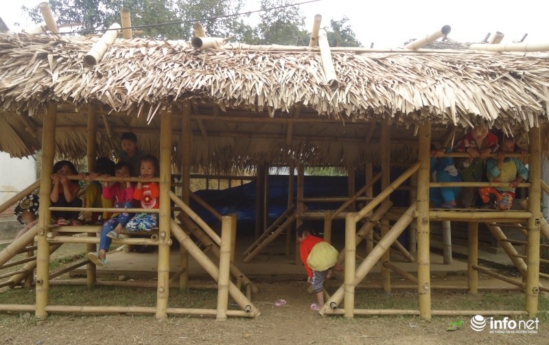 Trẻ mầm non trường mầm non Sơn Điện, huyện Quan Sơn vui chơi trong những ngôi nhà được làm từ những cây luồng.