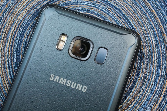 Samsung Galaxy S8 Active sẽ có 2 màu là Meteor Grey và Titanium Gold, thiết bị hiện đã có mặt trên thị trường và có giá khoảng 850 USD.