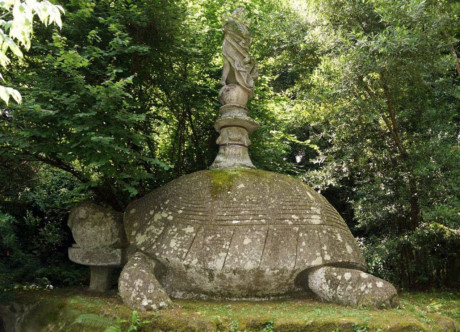 Một trong những tác phẩm nghệ thuật lớn nhất trong khu vườn là bức tượng voi chiến con trên lưng một lâu đài và mang theo một chiến binh La Mã bất tỉnh.