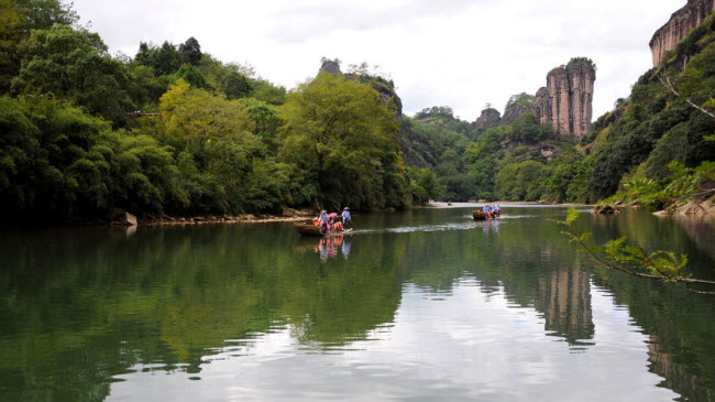 Hành trình bằng bè tre trên sông đưa du khách qua nhiều phong cảnh đẹp, bao gồm đỉnh Jade Maiden.