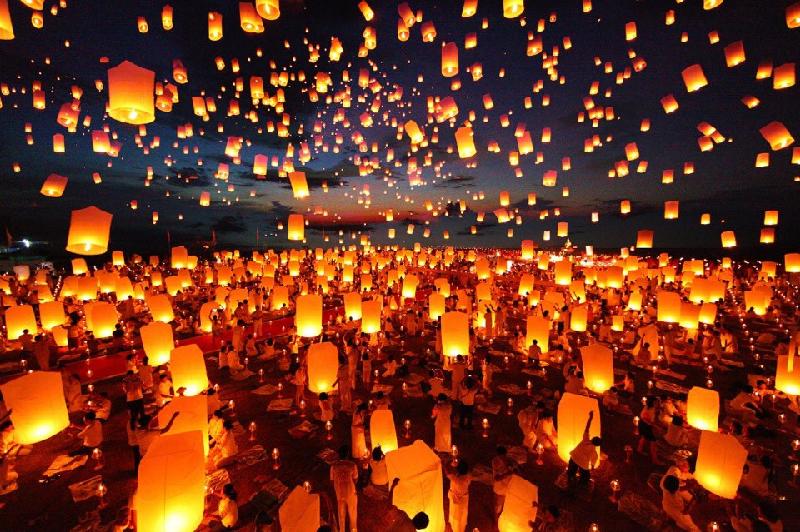 Với người Thái, Loy Krathong (“loy”: trôi, “krathong”: đèn hoa đăng) là dịp để thể hiện lòng cảm tạ tới Nữ thần Nước Phra Mae Khongkha đã mang đến cho con người sự sống cũng như xin thần thứ tội vì những việc làm khiến nguồn nước bị ô nhiễm. Lễ hội Loy Krathong năm nay sẽ diễn ra từ 2/11-4/11. Ảnh: 