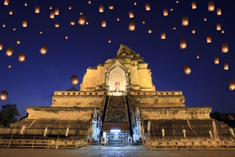 Trong suốt lễ hội, khắp Chiang Mai được bao phủ bởi đèn lồng. Những chiếc đèn đầy màu sắc được trang trí tại Tượng đài Three Kings, Cổng Thapae và tại tất cả cổng bao quanh khu phố cổ. Cổng trước của các đền chùa và hộ gia đình được trang trí bằng lá dừa và hoa. Ảnh:  