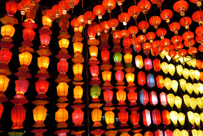 Đèn lồng được bán ở rất nhiều địa điểm khác nhau quanh thành phố Chiang Mai. Giá của mỗi krathong và đèn lồng dao động từ 30-100 baht tùy thuộc kích cỡ. Có 4 loại đèn lồng chính: khom kwaen (đèn treo), khom thue (đèn treo que nhỏ hoặc cầm tay), khom pariwat (đèn quay) và khom loy/khom fai (đèn bay bằng khí nóng). Ảnh:  