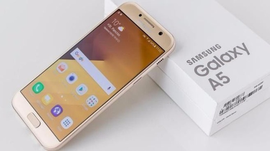 Samsung Galaxy A5 (2017): Thuộc phân khúc cận cao cấp nên thiết bị sở hữu thiết kế sang trọng với nhiều nét giống với dòng Galaxy S cao cấp. Trong đó Galaxy A5 (2017) có thiết kế tương tự Galaxy S7 với khung kim loại, kết hợp 2 mặt là kính cường lực. 
