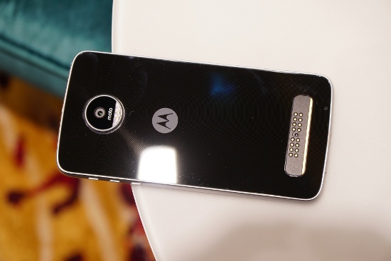 Moto Z có camera chính 13MP, khẩu độ f/1.8, hỗ trợ chống rung quang học (OIS) và lấy nét laser. Trong khi camera trước độ phân giải 5MP và tích hợp đèn flash trợ sáng khi chụp selfie. 