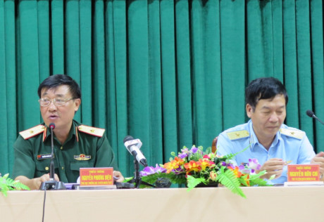 Thiếu tướng Nguyễn Phương Diện (trái) và thiếu tướng Nguyễn Hữu Chí chủ trì buổi họp báo