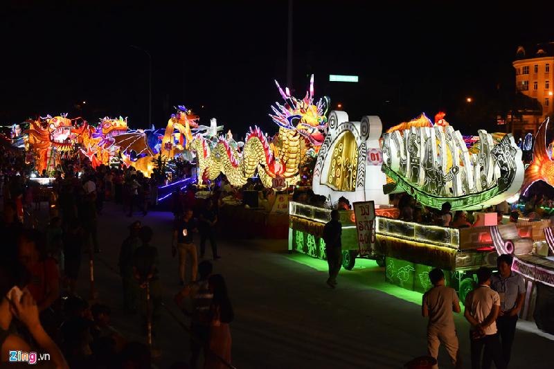 Tối 30/9, 60 xe đèn lồng Trung thu của các tổ dân phố trên địa bàn thành phố Tuyên Quang tập trung tại Quảng trường Nguyễn Tất Thành.