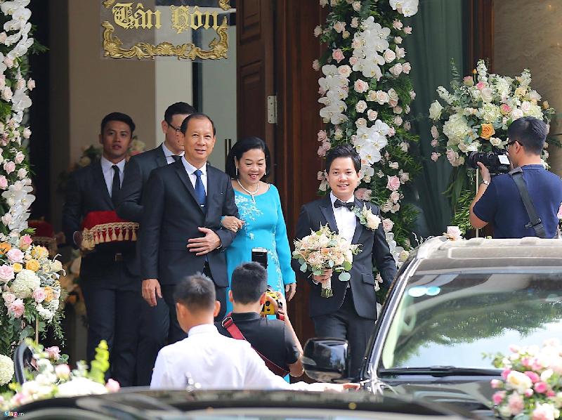 Đúng 9h, doanh nhân Trung Tín và bố mẹ ra xe đi đón dâu. Theo nguồn tin thân cận hoa hậu Thu Thảo rất được lòng gia đình chồng.